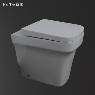Compatto antibatterico di nuovo alla toilette della parete
