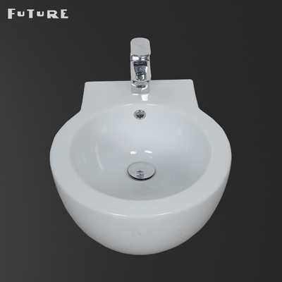Gravità che si arrossisce di nuovo al bidet della parete