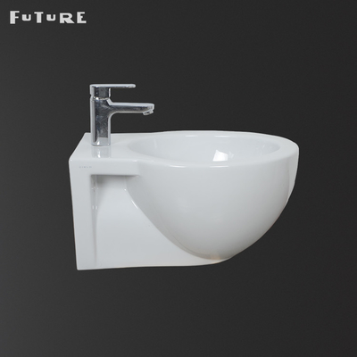 Gravità che si arrossisce di nuovo al bidet della parete