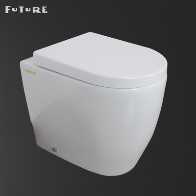 WC senza brida con altezza comfort a parete con cassetta a scomparsa