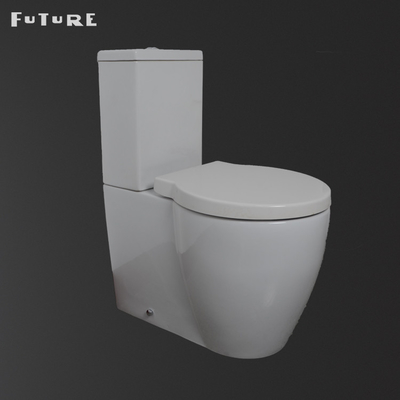 Toilette coppia vicina in due pezzi del bidet del gabinetto della villa automatica di deodorizzazione